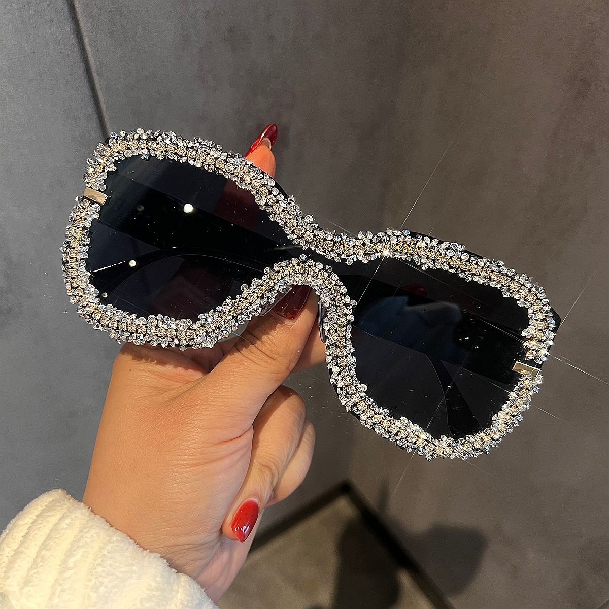 Damen Glamouröse Sonnenbrille mit auffälligem Kristallrahmen Brehn