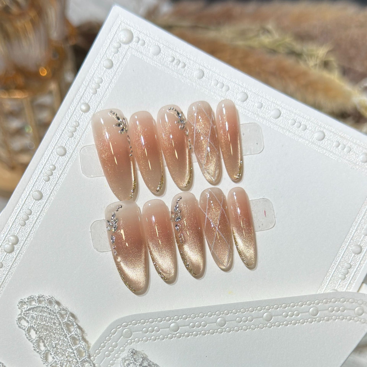 Glamouröses Stiletto Press-On Nail Set mit Strassakzenten Brehn
