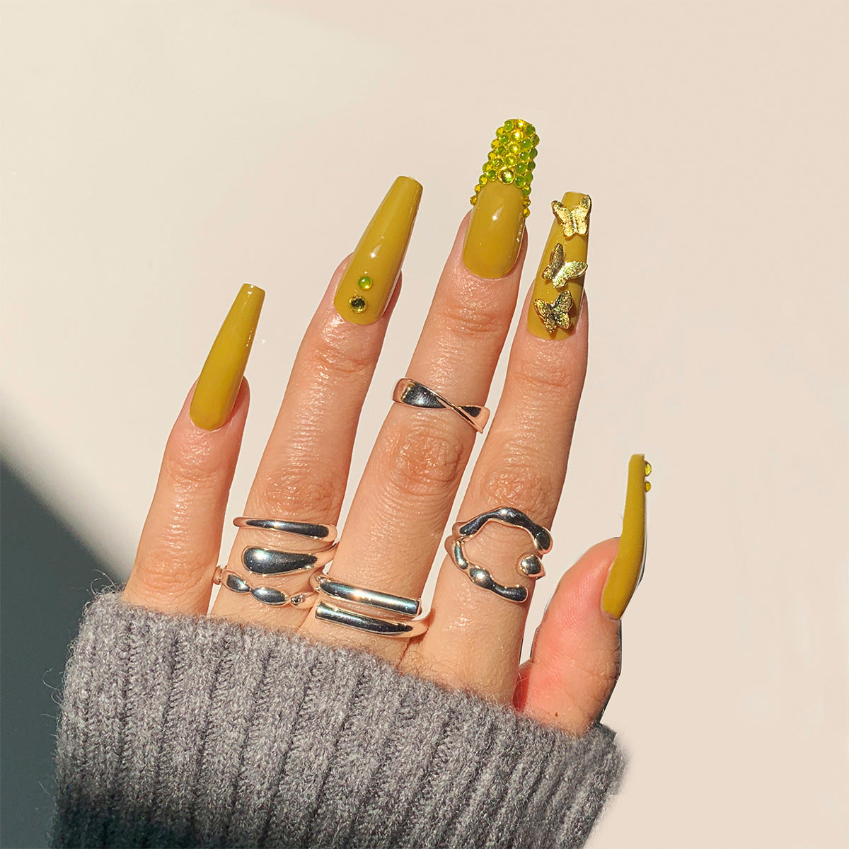 Nagelkunst mit Herz- und Lippenmotiven Brehn