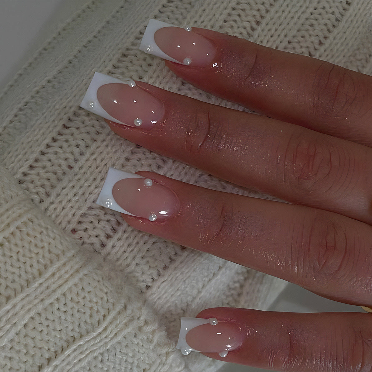 Künstliche Nagelspitzen mit eleganten Perlenakzenten Brehn