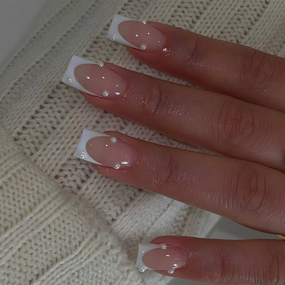 Künstliche Nagelspitzen mit eleganten Perlenakzenten Brehn