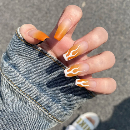 Kunstvolle Gel-Nägel mit elegantem Floral-Design und Glitzerakzenten Brehn