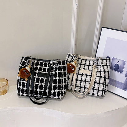 Texturierte Fransen-Detail-Handtasche