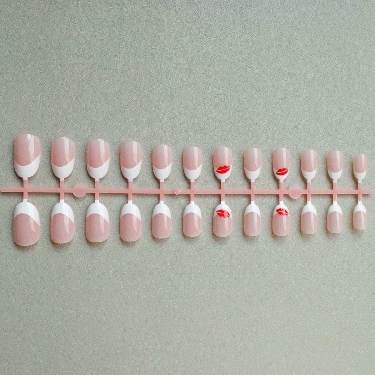 Künstlerisches French Tip Nagelkunst-Set mit Kiss-Design