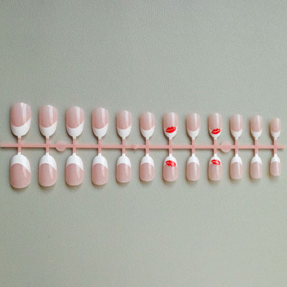 Künstlerisches French Tip Nagelkunst-Set mit Kiss-Design