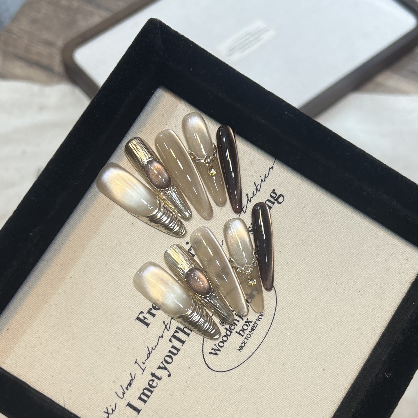 Künstlerisches Press-On-Nageldesign Brehn