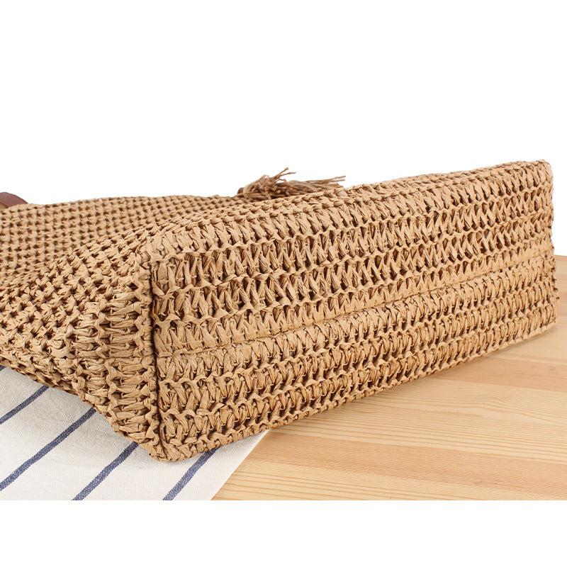 Handtasche Aus Geflochtenem Naturmaterial mit Quastenverzierung Brehn