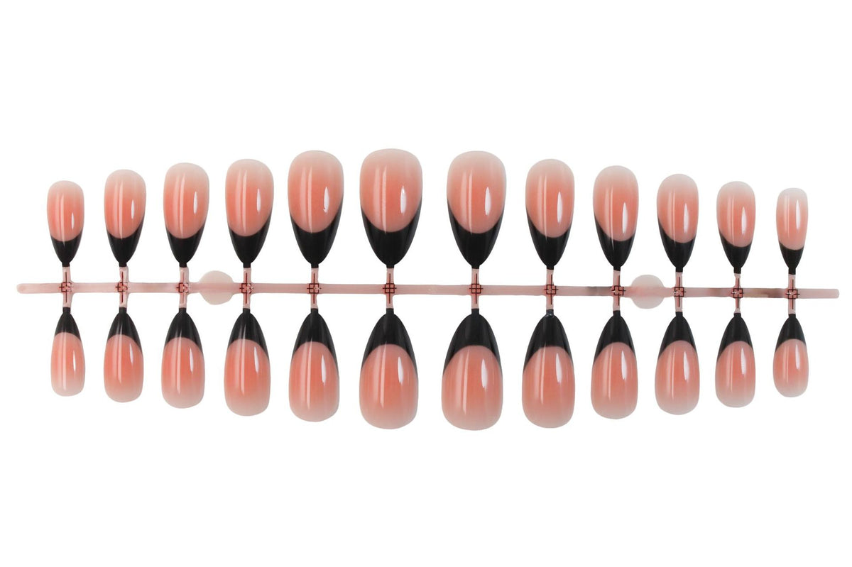 Kunstnagelset mit elegantem French-Tipp und schimmernden Akzenten Brehn
