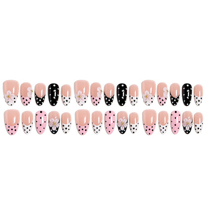 Kunstvolle Nagelspitzen im eleganten Design Brehn