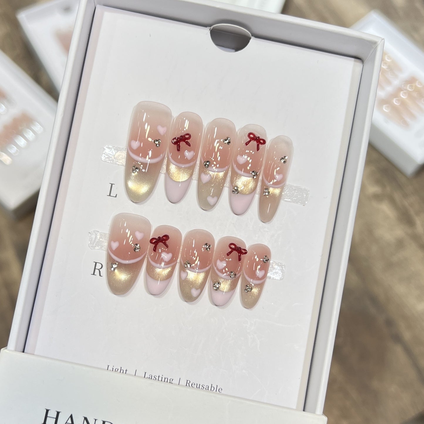 Dekoratives Press-On-Nagelset mit Herz- und Schleifenakzenten Brehn