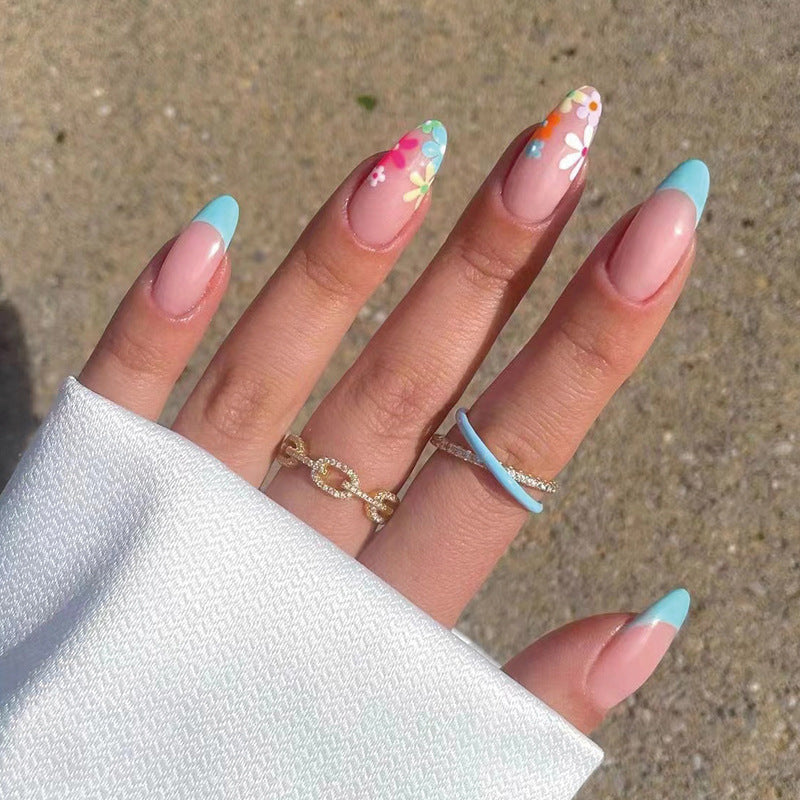 Kunstvolle Nagelkunst im modernen floralen Design Brehn