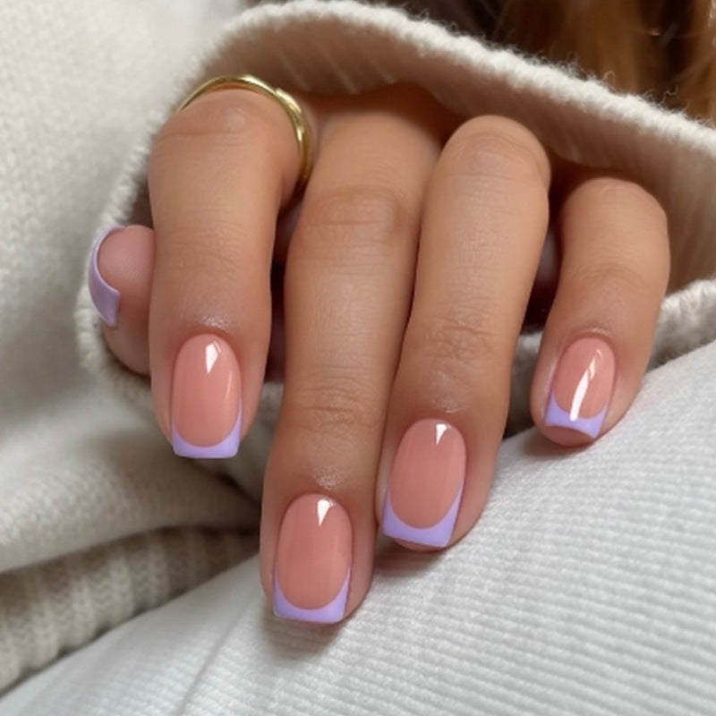 Kunstnagelset mit elegantem French-Manikürestil und romantischen Akzenten Brehn