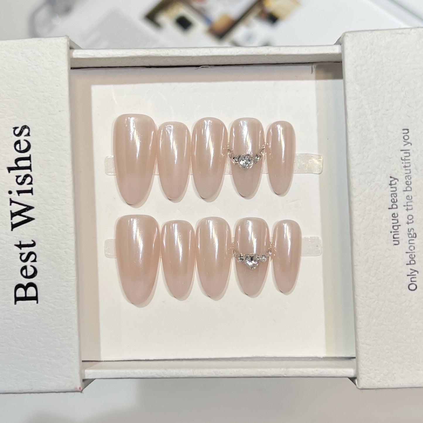 Elegantes dekoratives Press-On-Nagelset mit Strass-Akzenten Brehn
