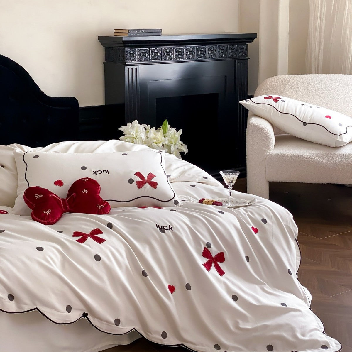 Dekorative Baumwollsatin Bettbezug Set mit gesticktem Schleifen- und Punktemuster