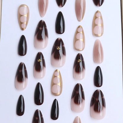 Kunstnagelset mit eleganten Ombre-Design und Goldverzierungen Brehn