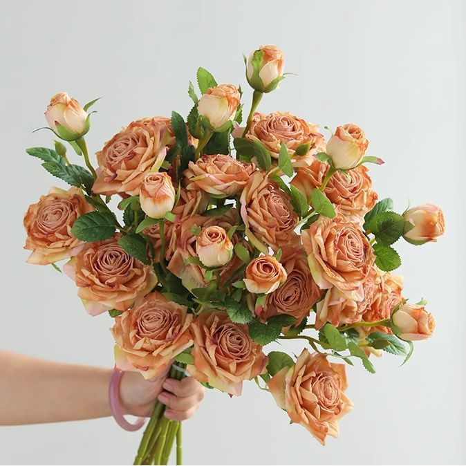 Realistischer Mehrrosetten-Blumenstrauß