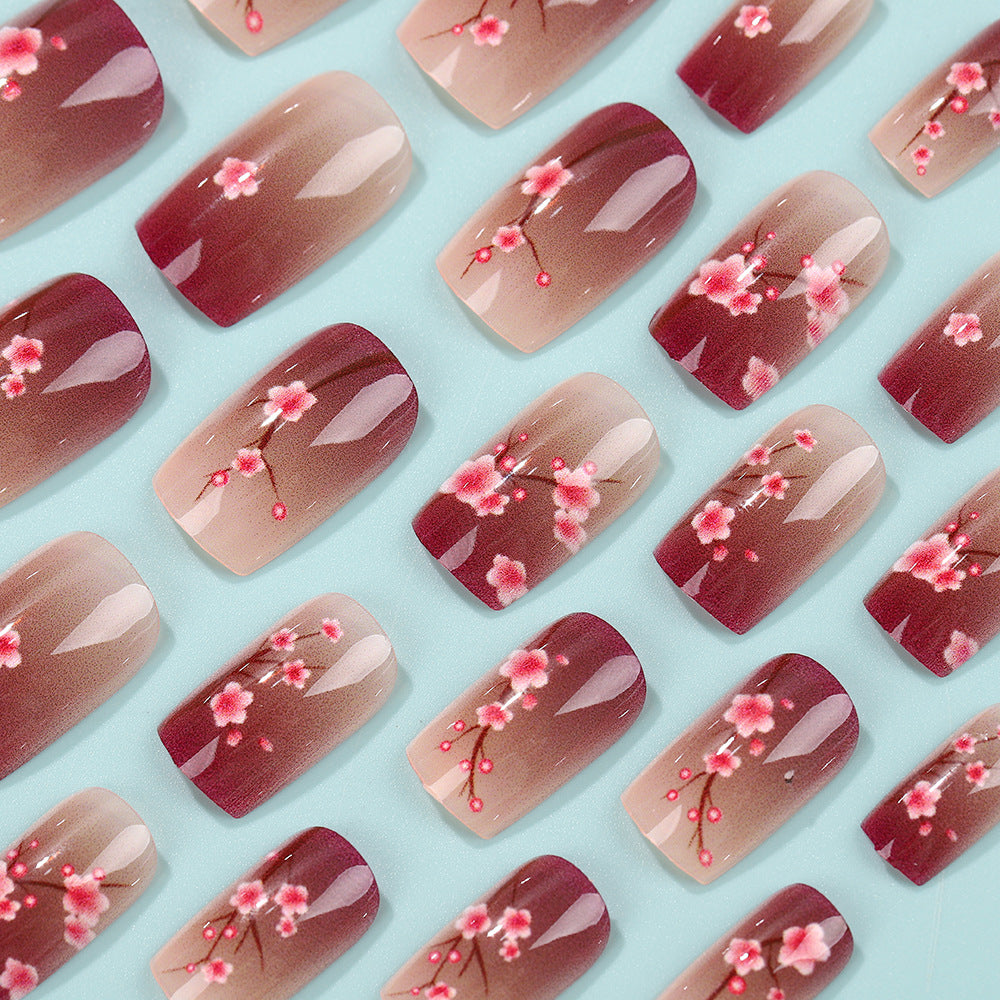 Kunstnägel Set mit floralen Akzenten Brehn