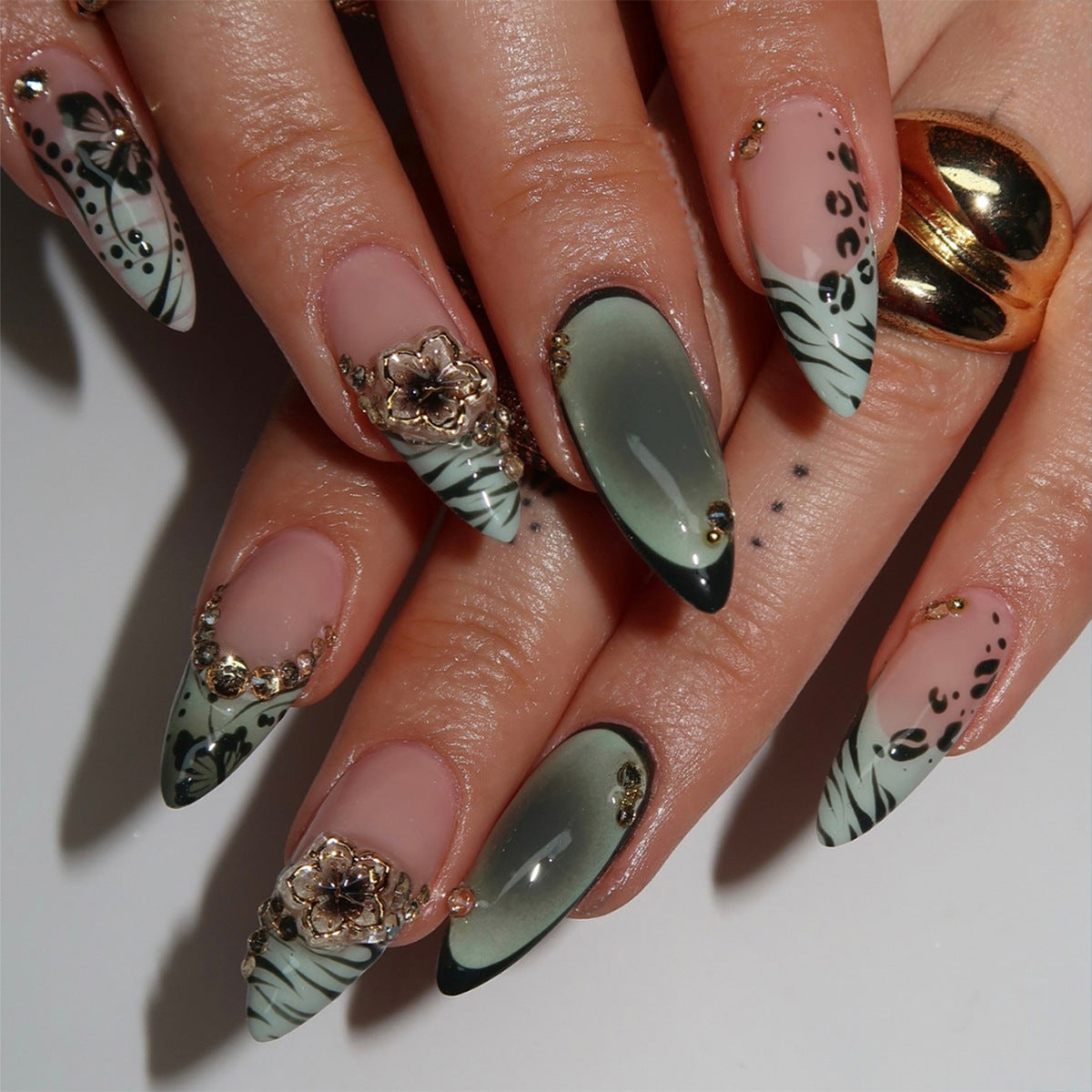 Kunstvolle Stiletto Fingernägel mit Floralen und Geometrischen Verzierungen Brehn