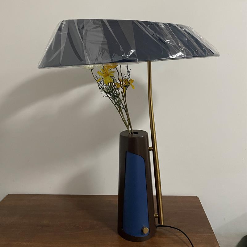 Dekorative Akzent-Tischlampe mit floralem Arrangement