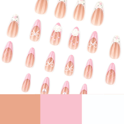 Kunstvolle Nagelkunst mit floralen Details und Schleifenverzierungen Brehn
