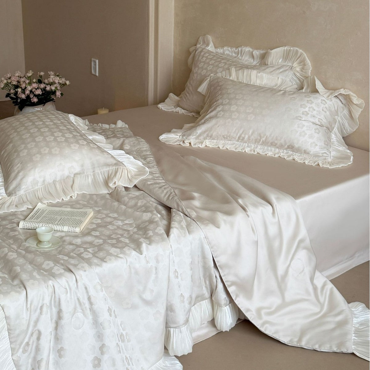 Satin-Steppbett-Set mit plissierten Volants und feiner Jacquard-Blumenstruktur