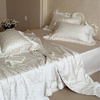 Satin-Steppbett-Set mit plissierten Volants und feiner Jacquard-Blumenstruktur