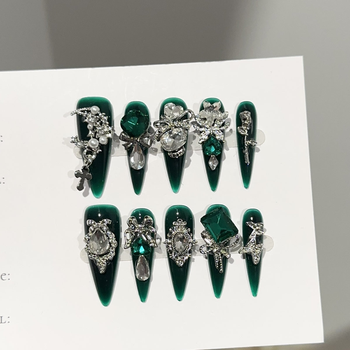 Elegante mit Edelsteinen verzierte Press-On Nägel