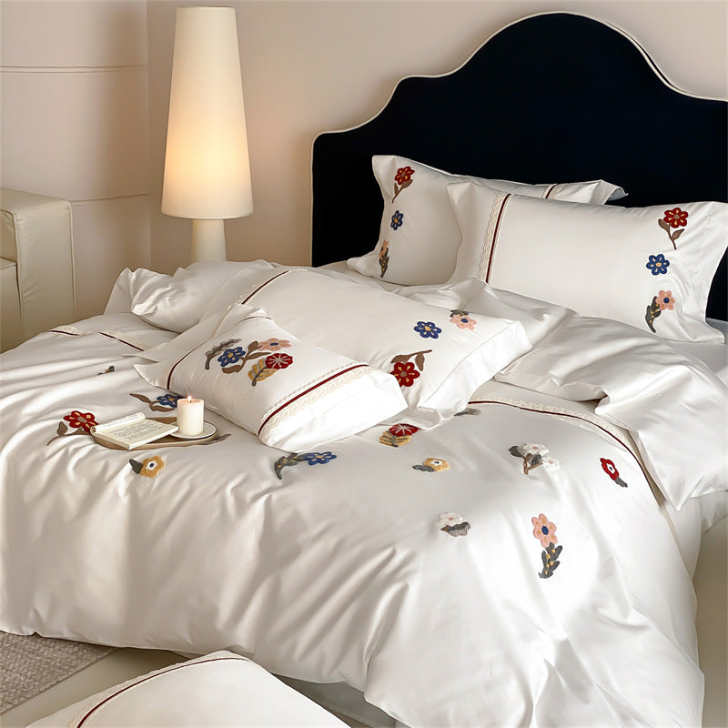 Besticktes Baumwollsatin-Bettwäsche-Set mit floralen Applikationen und Zierbordüre