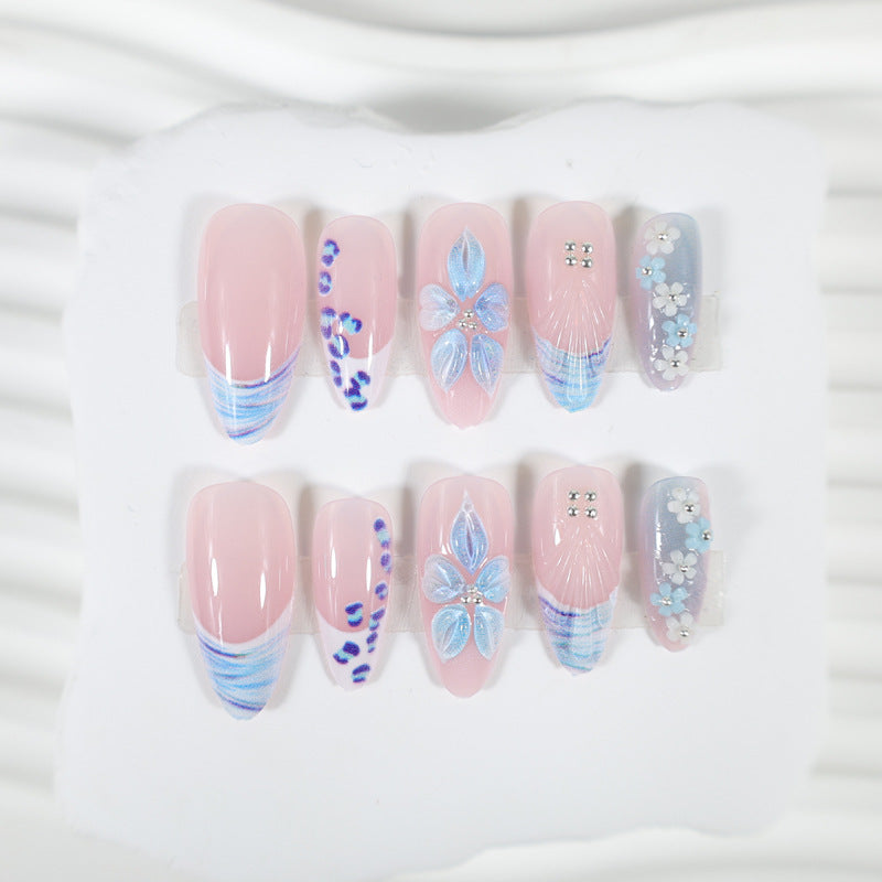 Kunstnagelset mit exquisiten blauen Blüten- und Glitzerverzierungen Brehn