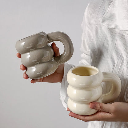 Skulpturaler Keramik-Kaffeebecher mit gestapeltem Ringkörper und ergonomischem Griff