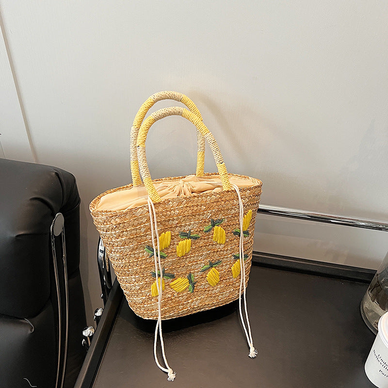 Bestickte Strohtasche für den Strand