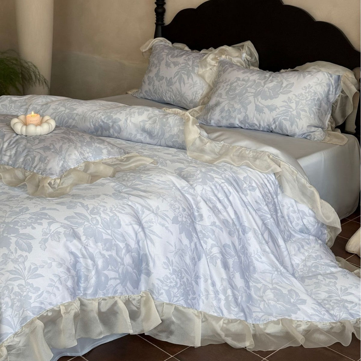 Romantische Bettwäsche-Garnitur im floralen Jacquard mit dekorativem Volant