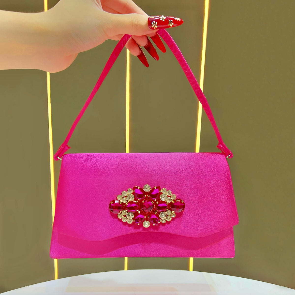 Elegante abendliche Handtasche mit Strasssteinen