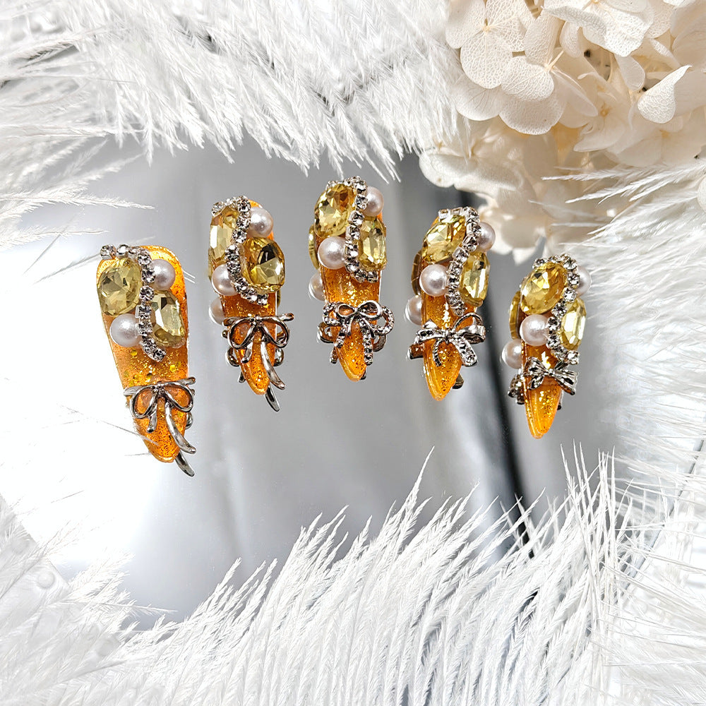 Glamouröse Nagelkunst mit Kristall- und Perlenakzenten Brehn