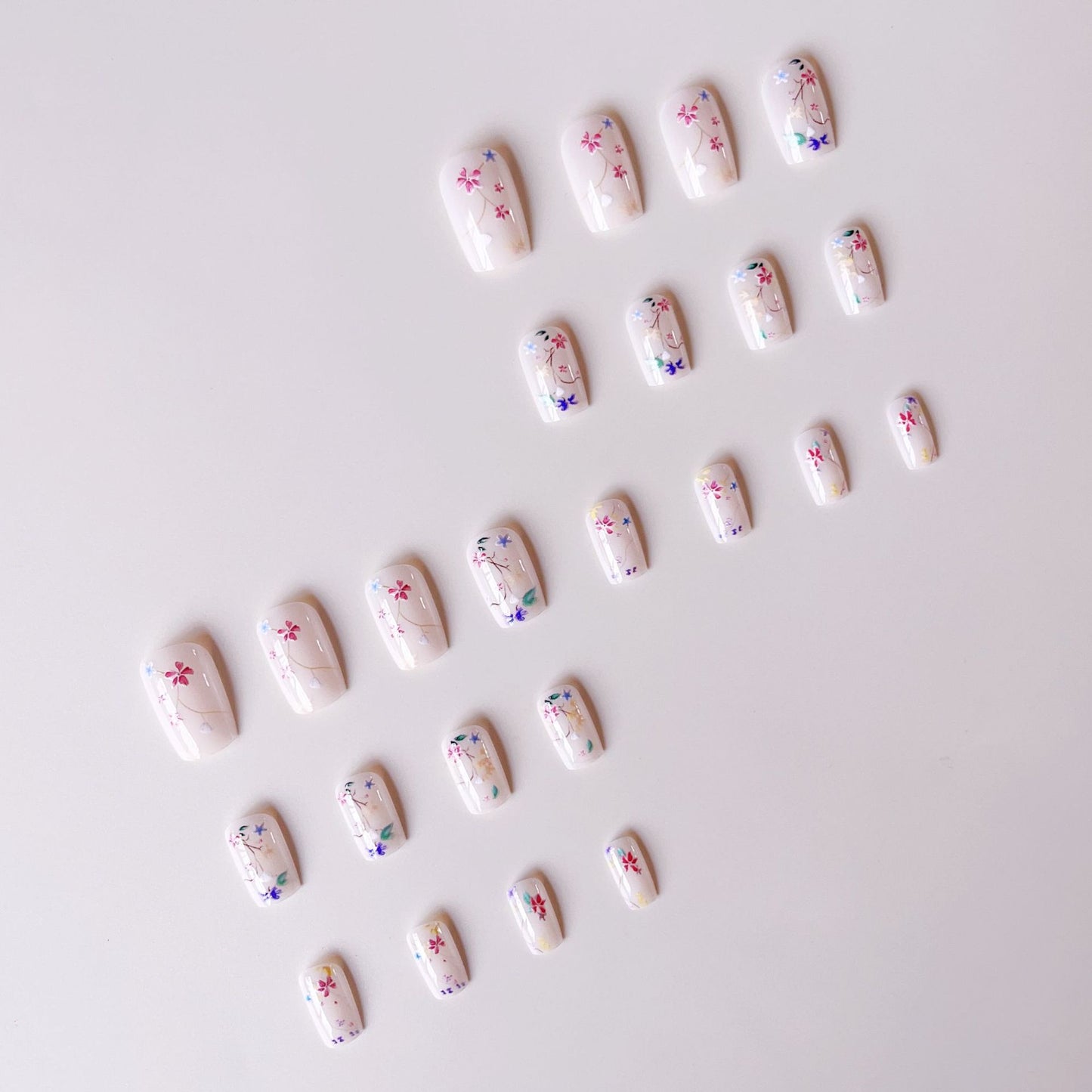 Kunstnagelset mit floralen Akzenten und transparentem Glanz Brehn