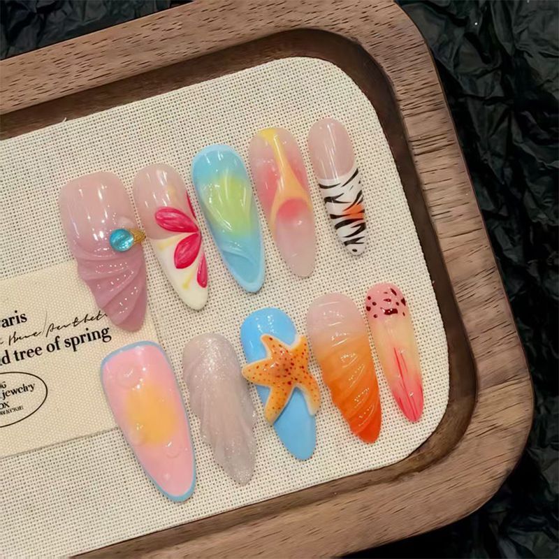 Kunstnagelset mit floralen Mustern und Ombre-Effekten Brehn