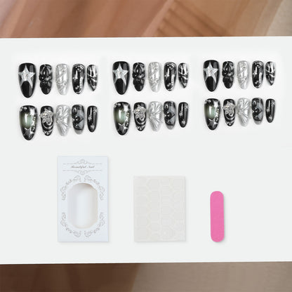 Kunstnagelset mit glamoureusen Designs und einzigartigen 3D-Elementen Brehn