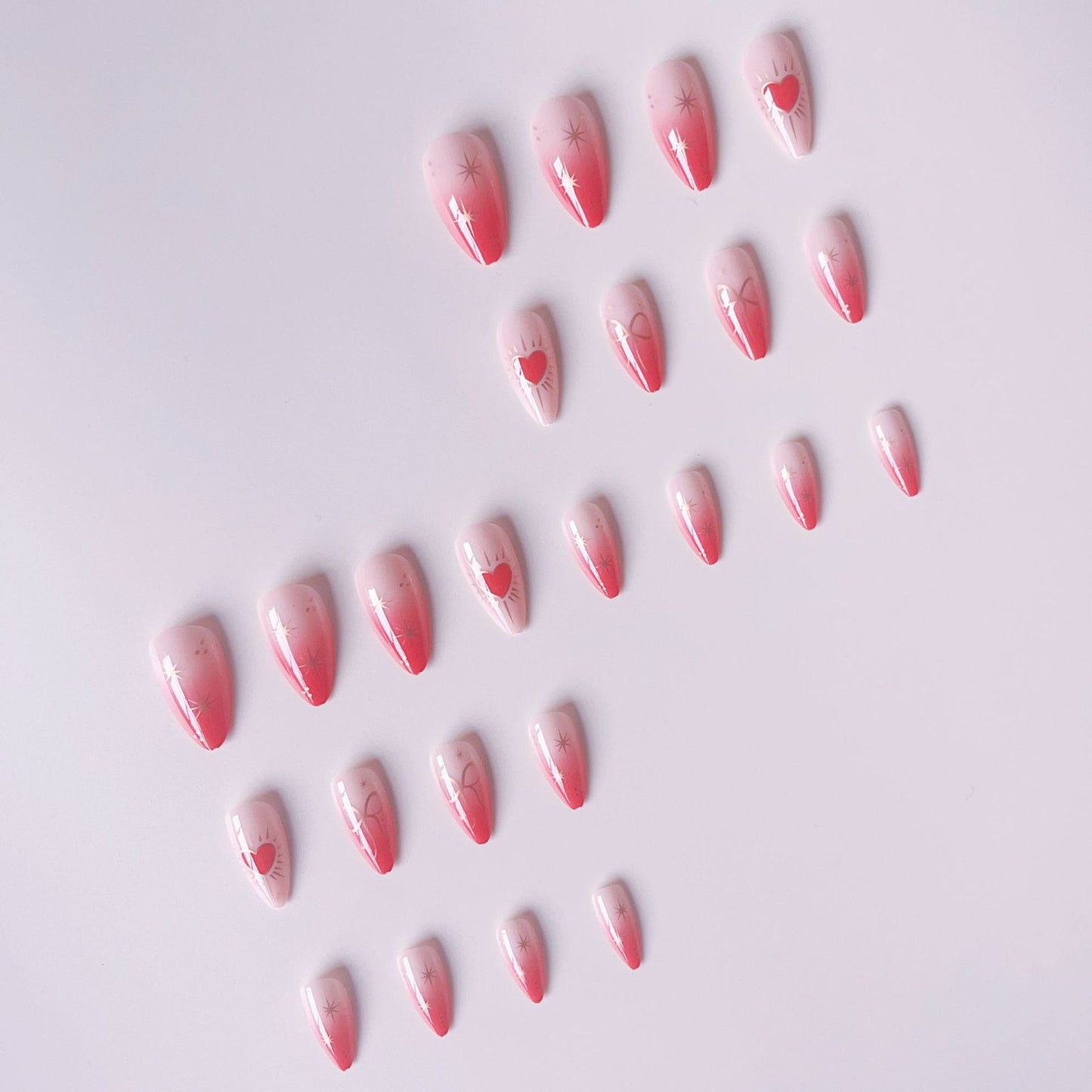 Glamouröse Kunstnagelspitzen mit Herz- und Sternenverzierungen Brehn