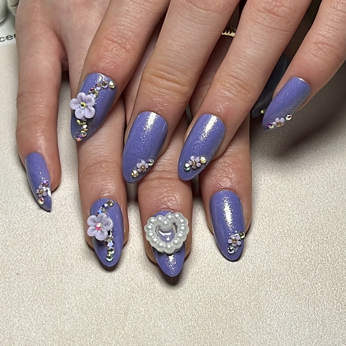 Kunstvolle Nagelkunst mit Blumen-Verzierungen Brehn