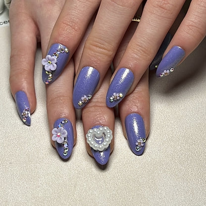Kunstvolle Nagelkunst mit Blumen-Verzierungen Brehn