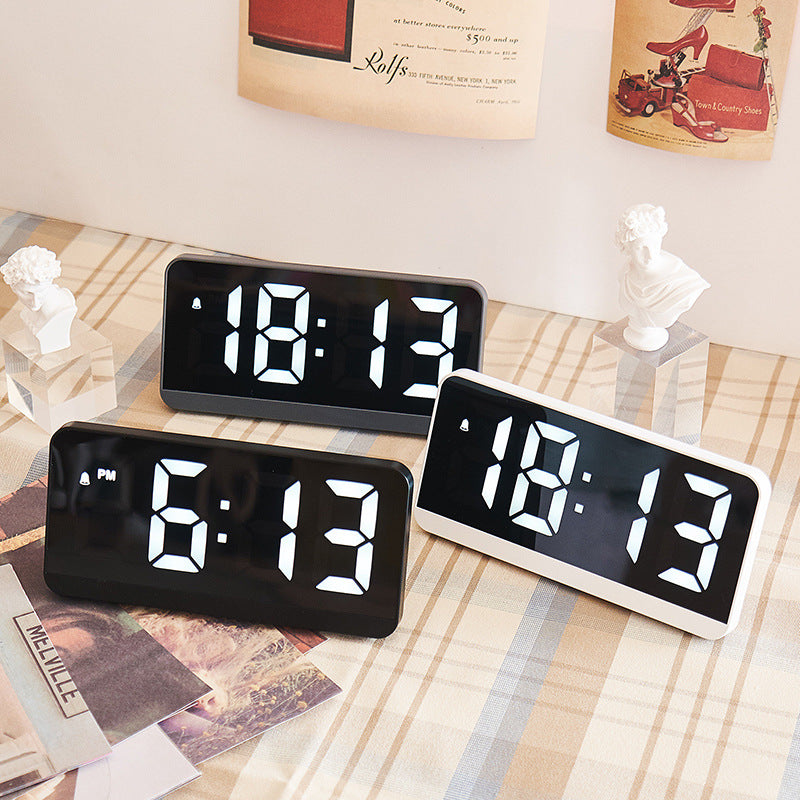 Digitaler LED-Wecker im minimalistischen Design Brehn