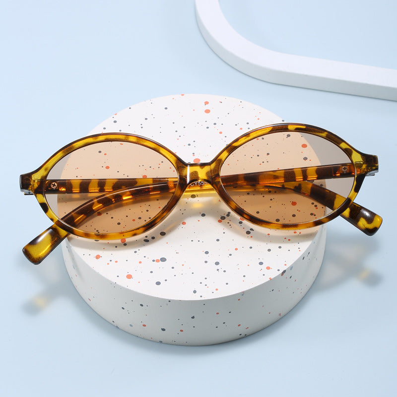Damen modische Sonnenbrille mit ovalem Rahmen und goldenen Akzenten Brehn