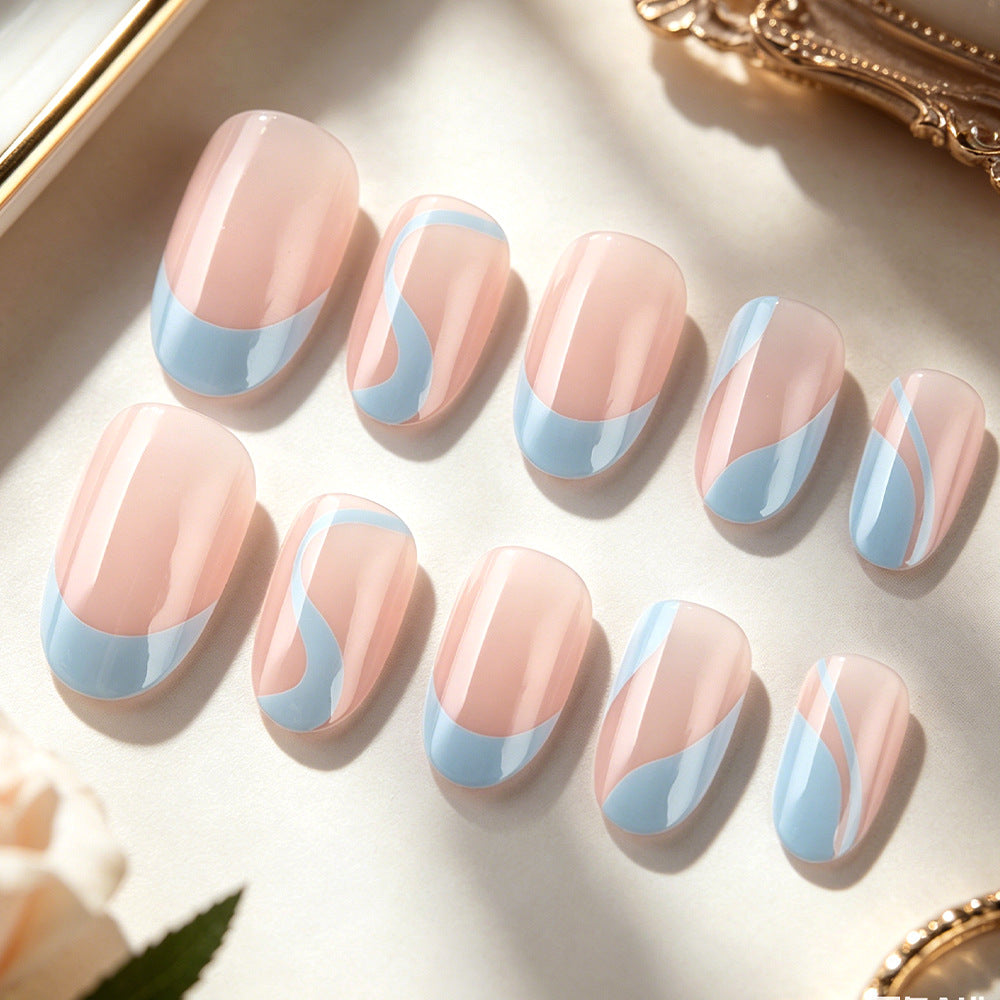 Künstlerisches French Tip Nageldesign Brehn