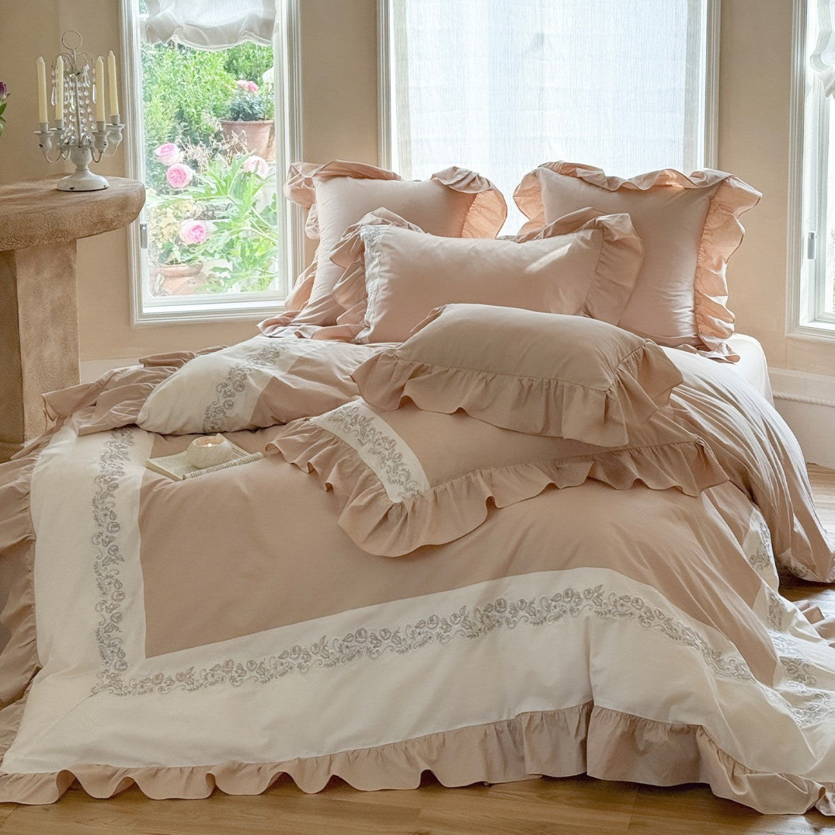 Romantisches Rüsche-Bordüre Baumwoll-Bettbezug-Ensemble mit besticktem Rand & Kissenbezügen