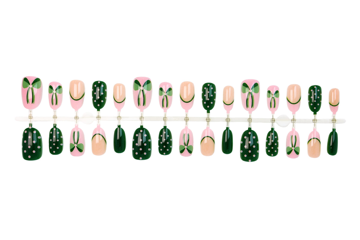 Kunstnagelset mit floralen Akzenten und verspielten Designs Brehn