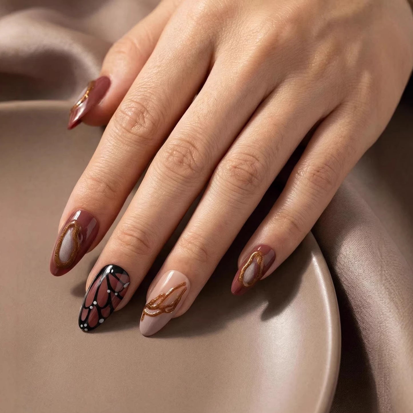 Künstlerische Texturierte Press-On Nageldesigns Brehn