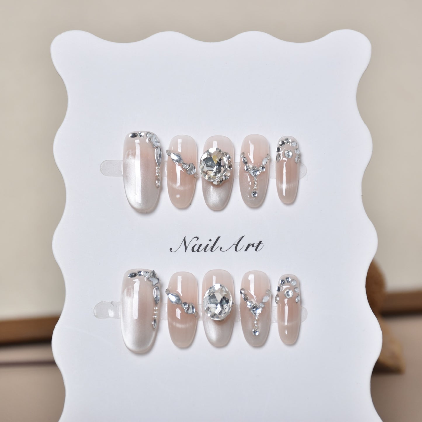 Elegante, mit Kristallen verzierte Press-On-Nagelverlängerungen Brehn