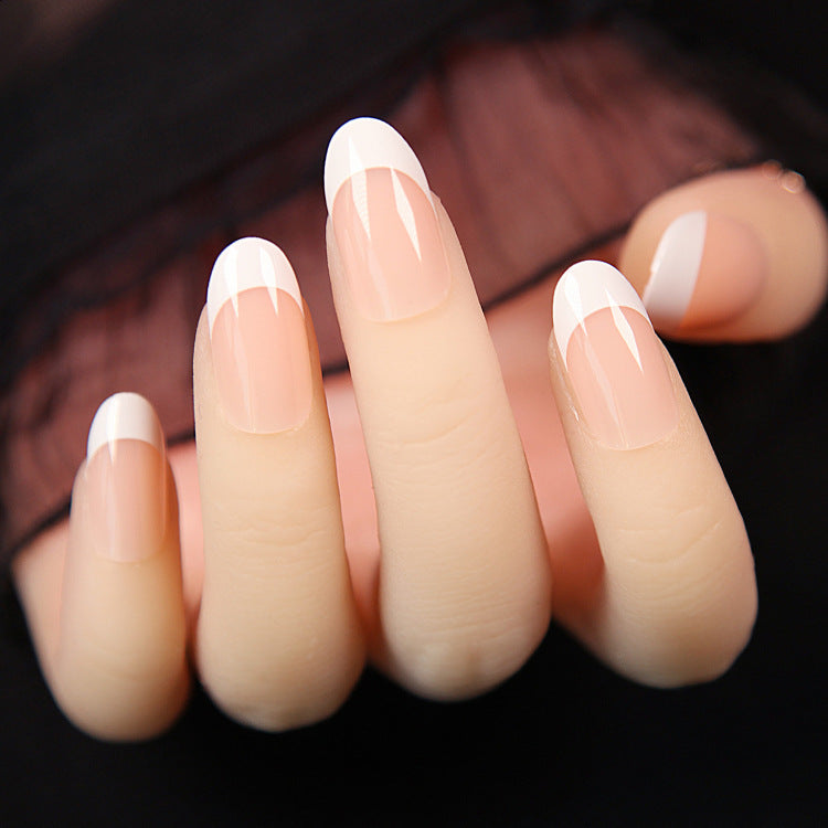 Hochwertige Kunstnägel im klassischen French Tip Design Brehn