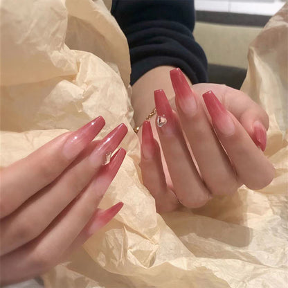 Kunstvolle Stiletto-Nägel mit elegantem Farbverlauf und Strassverzierung Brehn