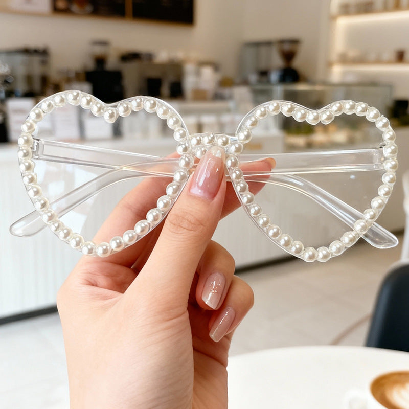 Herzförmige Sonnenbrille mit Perlenakzenten Brehn